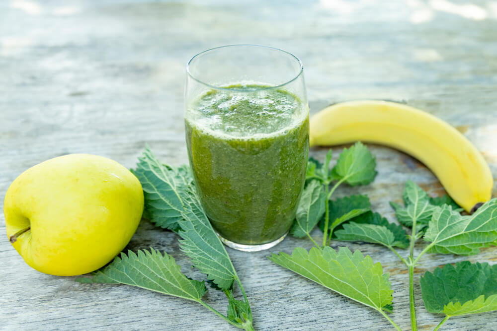 Zelené detoxikační smoothie s kopřivou, jablkem a banánem ve sklenici